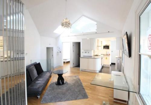 Beautiful 1 Bedroom penthouse Flat - Tap to explore photos