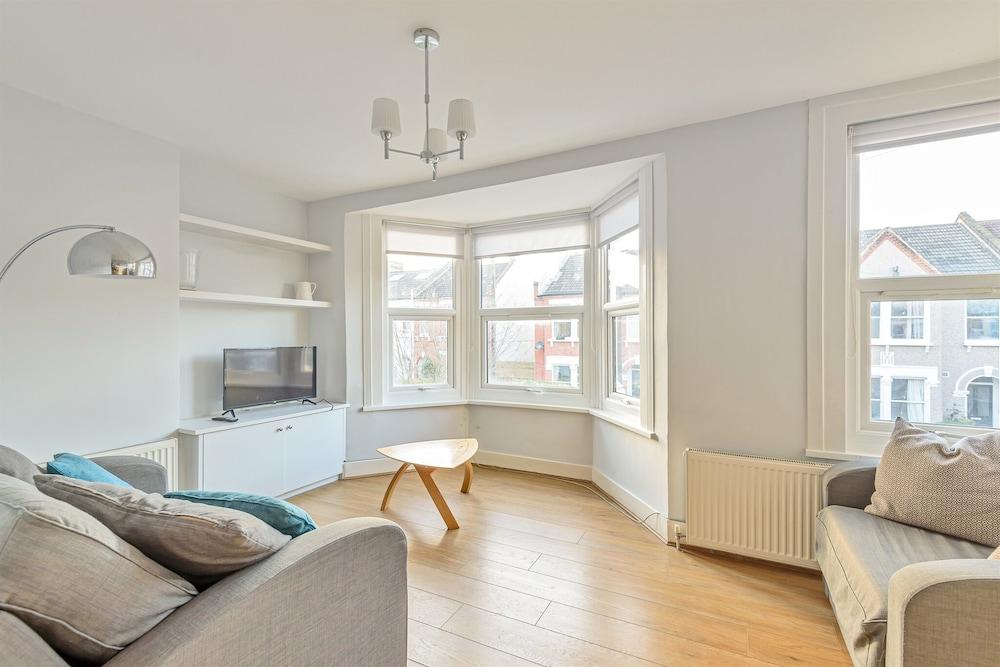 Homely 1-bed Apartment in Vibrant Zone 3 London - Tap to explore photos