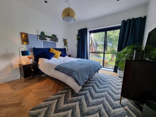 Bright spacious apartment in the park