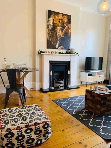 Luxury Fulham Flat with 5* touches nr River Thames - Tap to explore photos