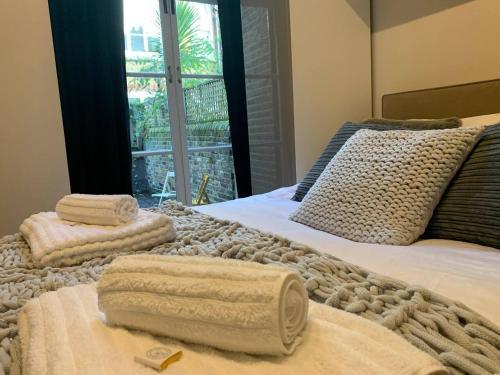 Luxury Fulham Flat with 5* touches nr River Thames - Tap to explore photos