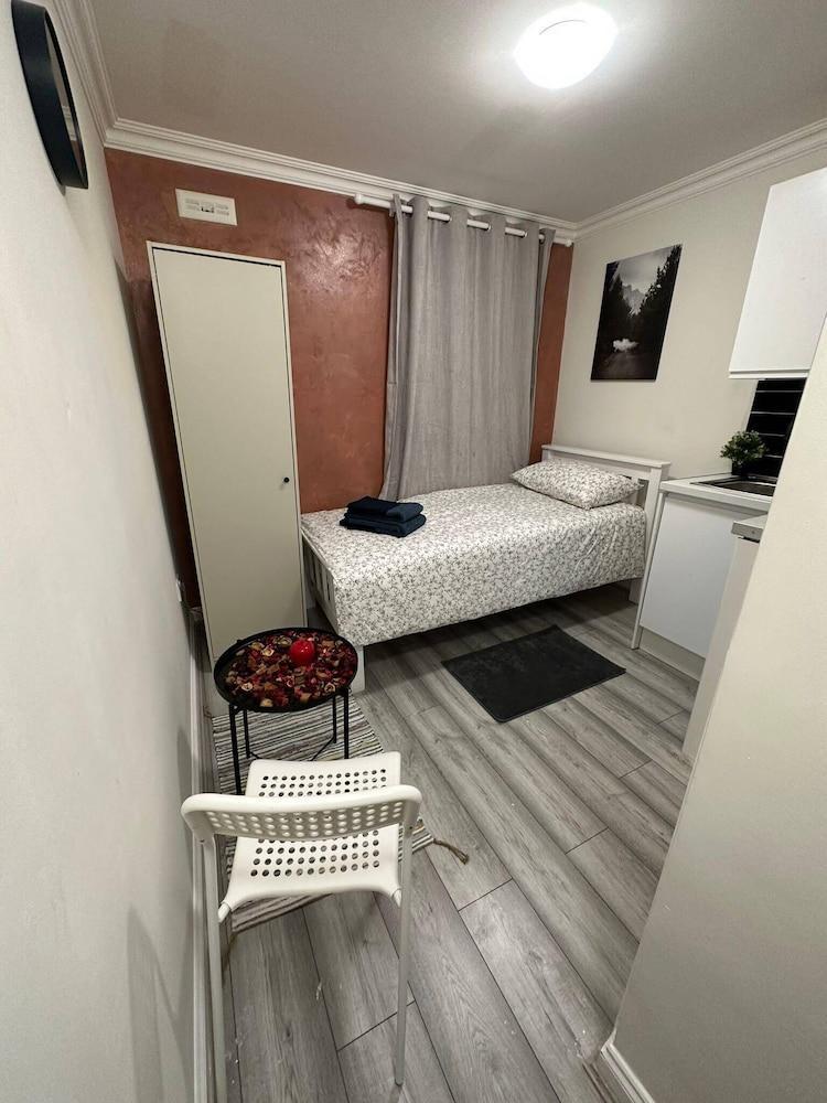 Nice Studio in London - Tap to explore photos