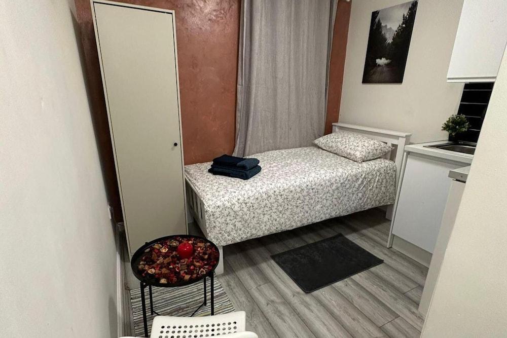 Studio Sleeps 1 Near Acton Park