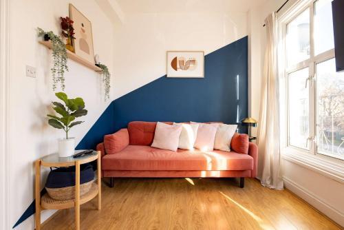 Lovely 1 Bedroom Flat - Shepherds Bush - Tap to explore photos