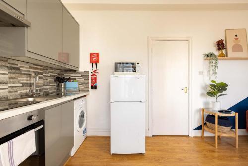 Lovely 1 Bedroom Flat - Shepherds Bush - Tap to explore photos