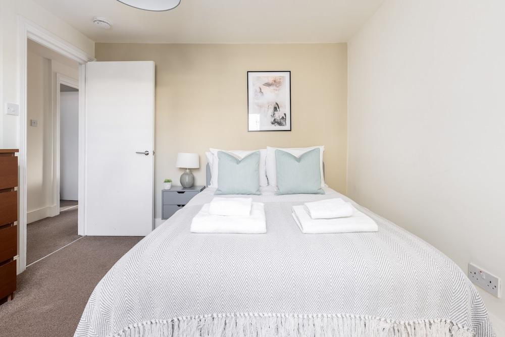The Wandsworth Collection - Tap to explore photos