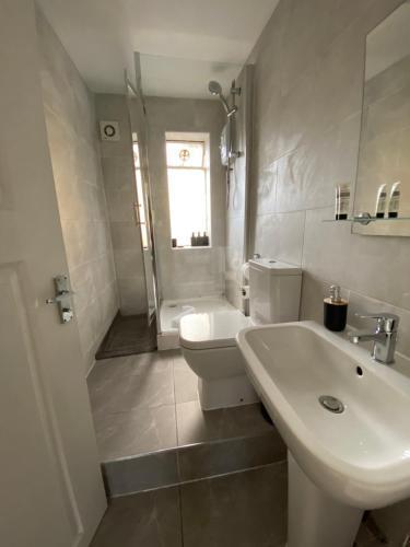 Fully equipped 2 bed flat on Old Compton St! - Tap to explore photos