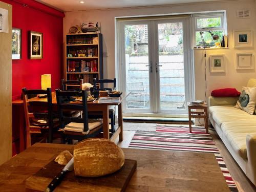 Comfy child/dog friendly garden flat heart Camden - Tap to explore photos