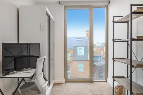 Central 3 Bedroom Apt W View - Tap to explore photos