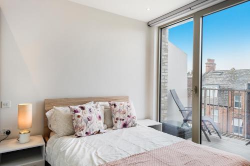 Central 3 Bedroom Apt W View - Tap to explore photos