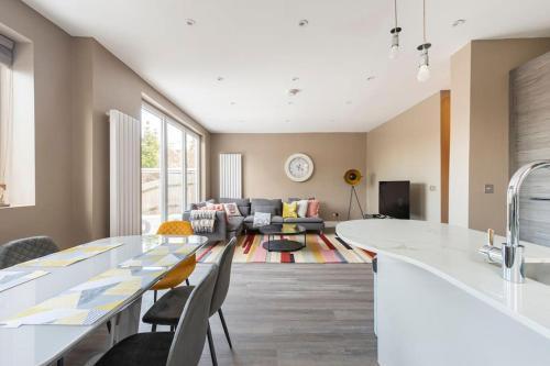 Luxury London Garden Flat Room Type - Two-Bedroom Apartment