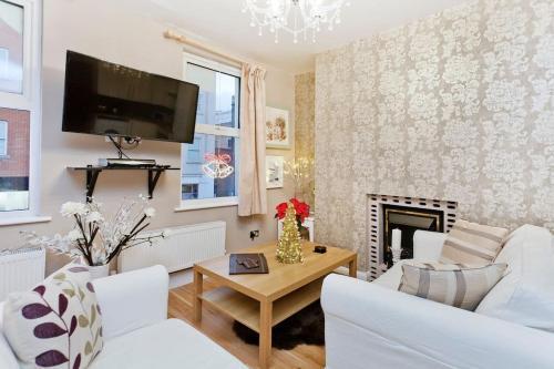 Whole house in Central Camden Town - Tap to explore photos