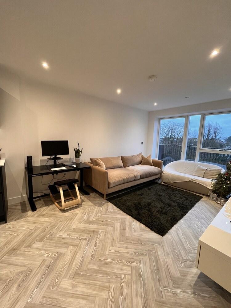 Stylish 1BR Apartment Next To Hampstead Heath - Tap to explore photos