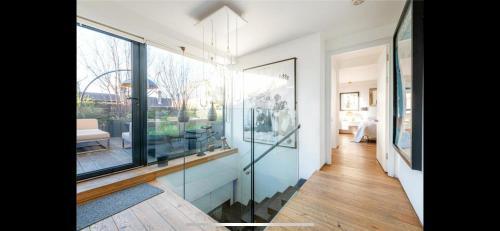 Stunning 3 bedroom, 3 bathroom duplex with terrace - Tap to explore photos