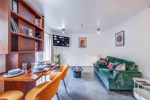 Stepney Green Gated Area with Parking & Garden - Tap to explore photos
