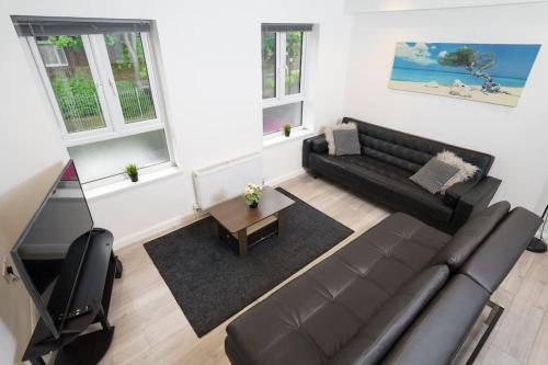 Lovely 3 Bed Flat in a Great Location in London - Tap to explore photos