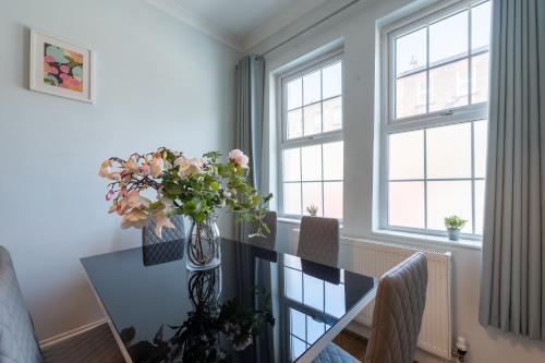 Spacious Comfy 2BR flat - Tap to explore photos