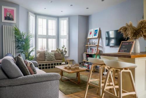 Tintern Apartment - Clapham - Tap to explore photos