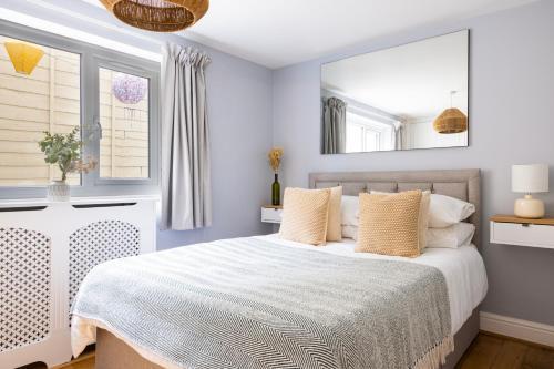 Tintern Apartment - Clapham - Tap to explore photos