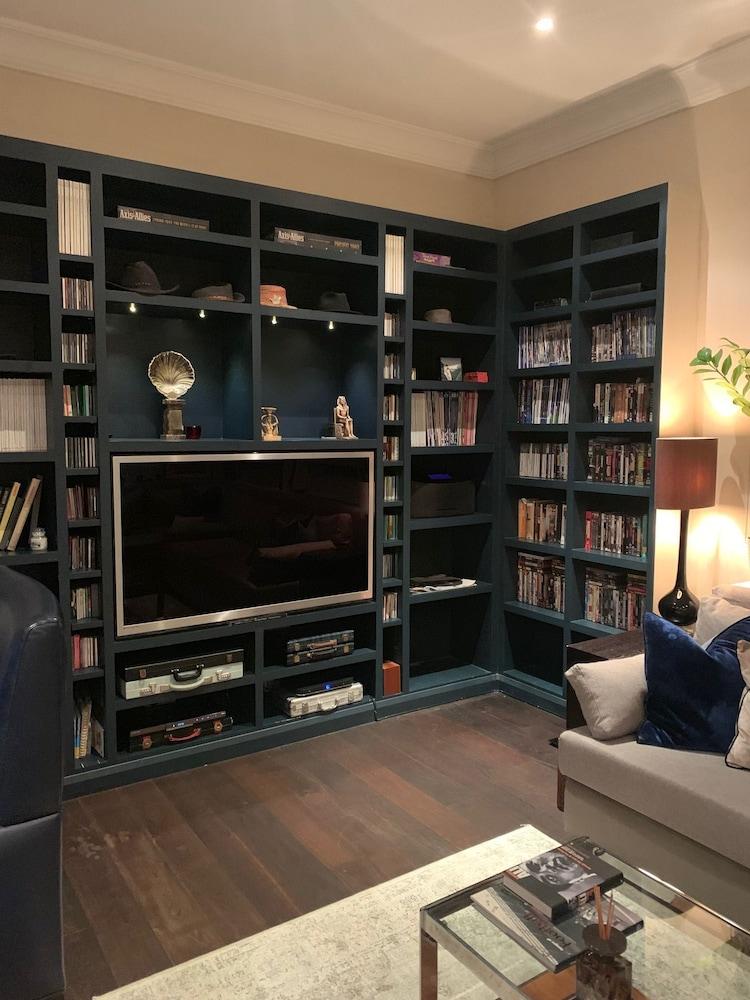 Charming and Full Of Character Apartment - Tap to explore photos