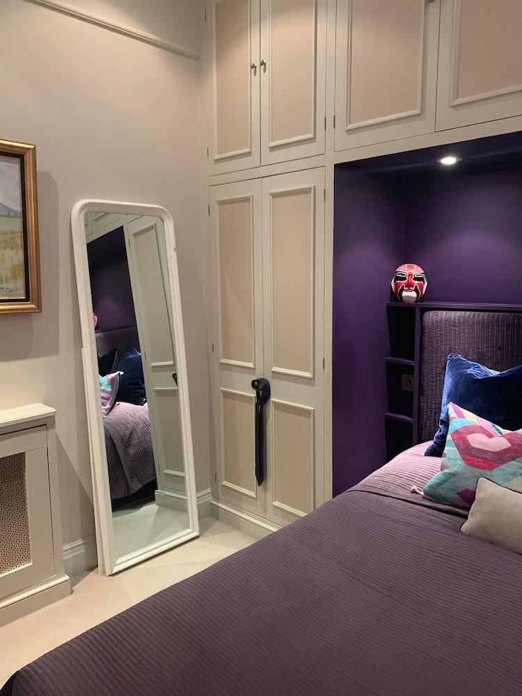 Charming and Full Of Character Apartment - Tap to explore photos