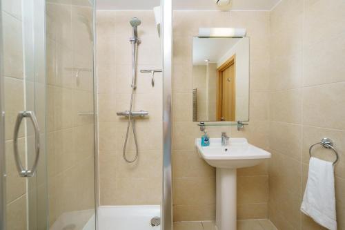 Modern 3 Bed 2 Bath Apartment Hyde Park - Tap to explore photos
