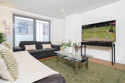 Modern 3 Bed 2 Bath Apartment Hyde Park - Tap to explore photos