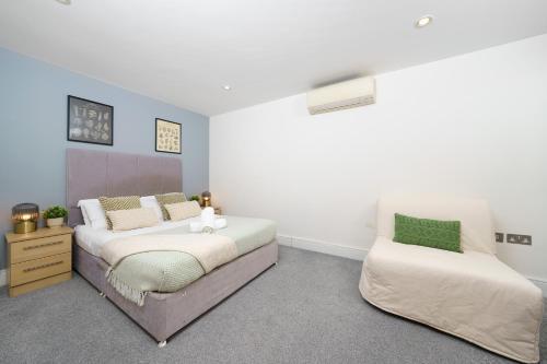 Zone 1 Modern 3 Bed 2 Bath Apartment Hyde Park - Tap to explore photos