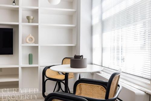 Light-filled Studio With AC - Earl s Court - Tap to explore photos