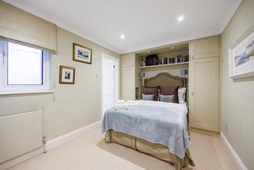 Hyde Park Hideaway Sleeps 6 - Tap to explore photos