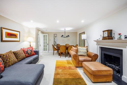 Hyde Park Hideaway Sleeps 6 - Tap to explore photos