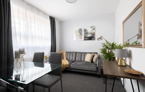 Stunning and Spacious 4 Bed Apr next to BrickLane - Tap to explore photos