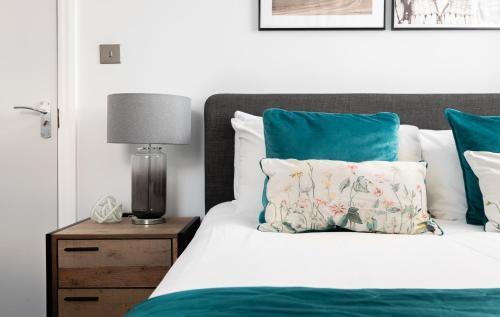 Stunning and Spacious 4 Bed Apr next to BrickLane - Tap to explore photos