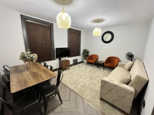 Fabulous 3 Bed Apartment - Near Excel - Sleeps 6 - 8 - Tap to explore photos