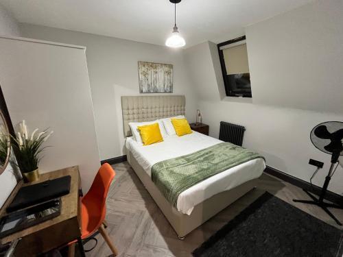 Fabulous 3 Bed Apartment - Near Excel - Sleeps 6 - 8 - Tap to explore photos