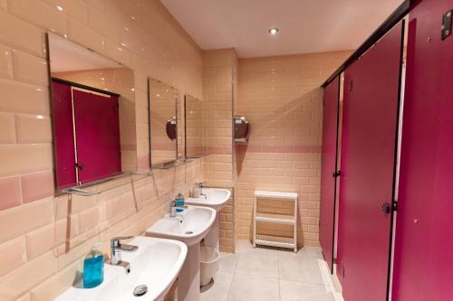 Hostelle - women only hostel London Room Type - Bed in 8-Bed Female Dormitory Room