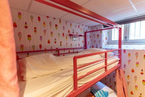 Hostelle - women only hostel London Room Type - Bed in 4-Bed Female Dormitory Room