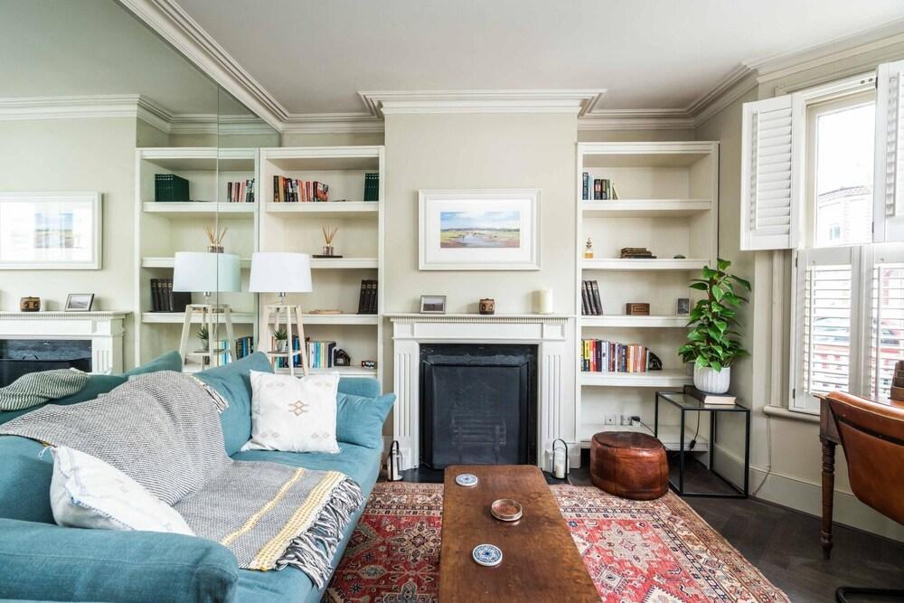 NEW Bright and Airy 1BD Flat nr Battersea Park - Tap to explore photos