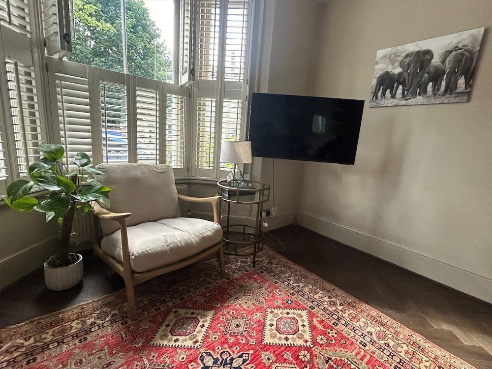 NEW Bright and Airy 1BD Flat nr Battersea Park - Tap to explore photos