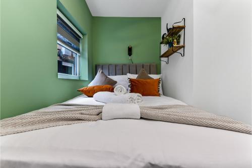 Fabulous One Bedroom Flat with Private Garden - Tap to explore photos