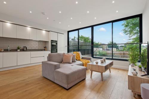 MySquare Dalston Three Bed Apartment - Tap to explore photos
