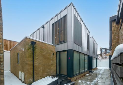 MySquare Dalston Three Bed Apartment - Tap to explore photos