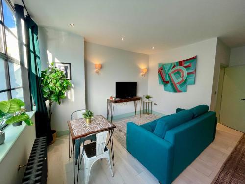 Cute 1-Bedroom Ground Apartment in Stoke Newington - Tap to explore photos