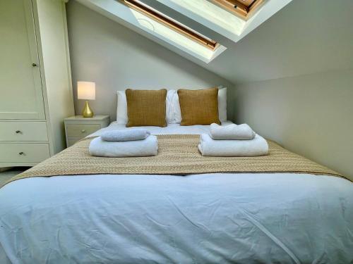 Bright Quiet Loft Room Ensuite Serene Clapham Area - Tap to explore photos