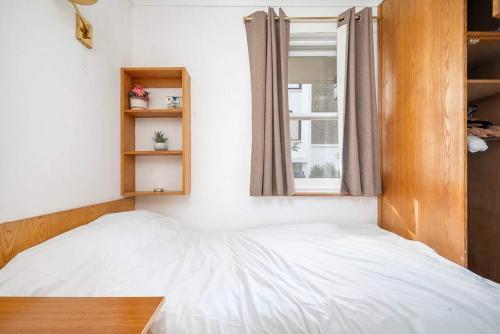 Compact apartment in central London - Tap to explore photos