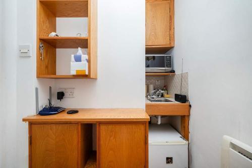 Compact apartment in central London - Tap to explore photos