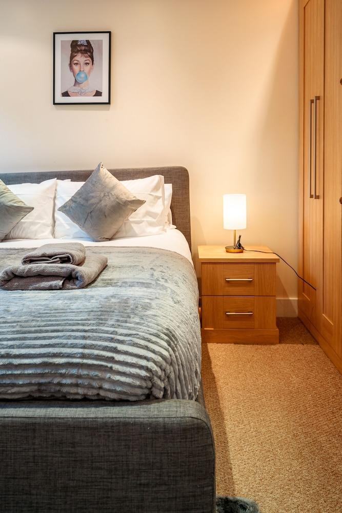 Immaculate 3-bed House in Central London - Tap to explore photos