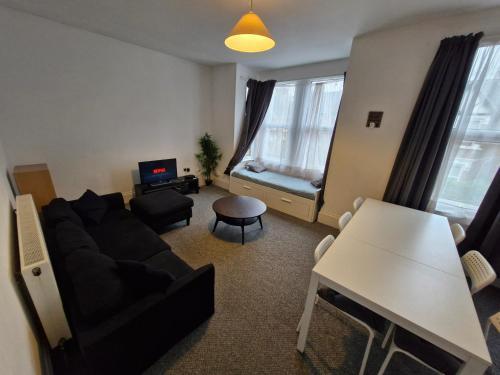 Lovely 3 bedroom serviced apartment in Leytonstone - Tap to explore photos