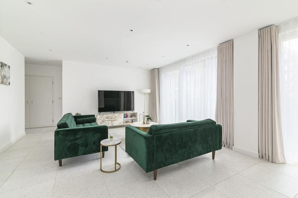 Luxury Spacious Flat With Communal Gardens Parking - Tap to explore photos
