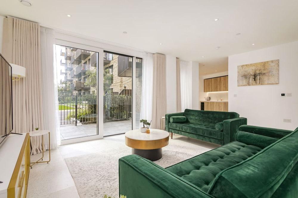 Luxury Spacious Flat With Communal Gardens Parking - Tap to explore photos
